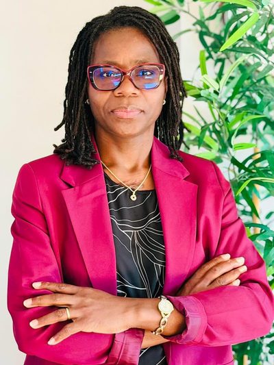 Mme Alvine Cordélia SOUDÉ, Présidente de l'ONG SURE, se lave les mains